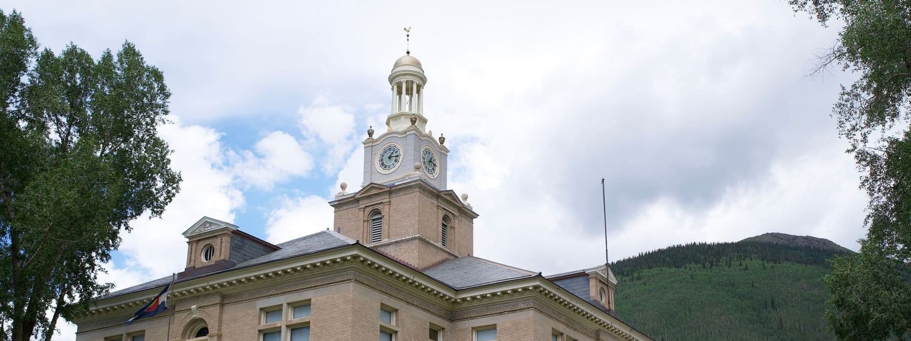 A county courthouse with mountains behind it