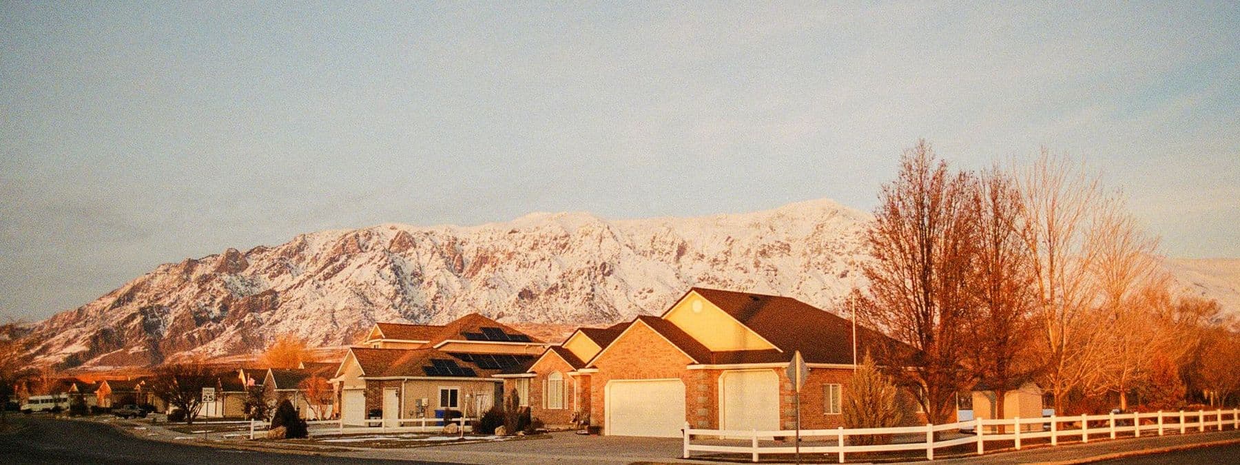 A home with mountains in the distance